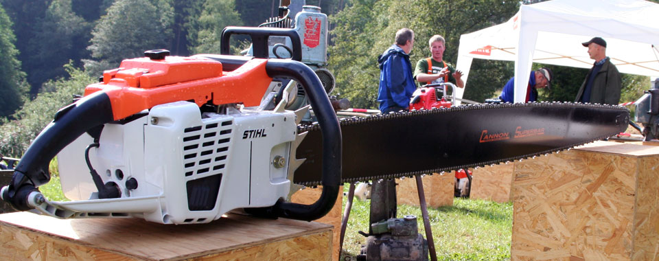 Stihl Motorsäge mit extra langem Schwert